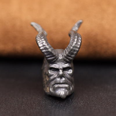 Szarvas Hellboy fej szobor sárgaréz kés gyöngyök kültéri EDC barkács Paracord zseblámpa zsinór medál ékszer varázslatok kiegészítők