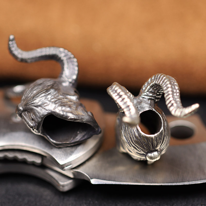 Szarvas Hellboy fej szobor sárgaréz kés gyöngyök kültéri EDC barkács Paracord zseblámpa zsinór medál ékszer varázslatok kiegészítők