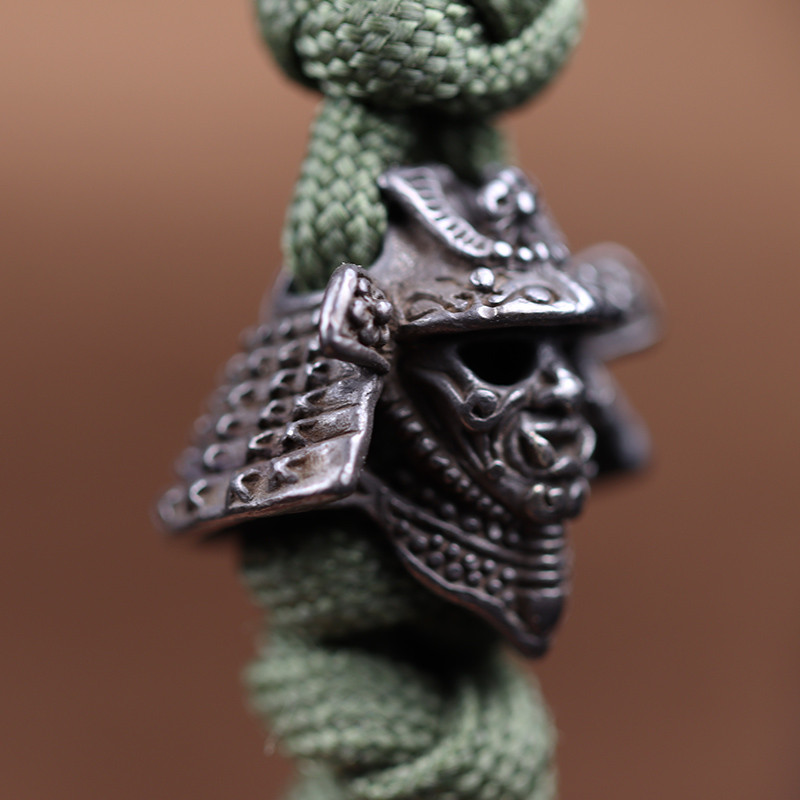 Armură din alamă neagră Cască de samurai japonez Războinic Cuțit Mărgele DIY Accesorii Paracord Accesorii EDC Instrument de exterior Tesute Cuțit Pandantive