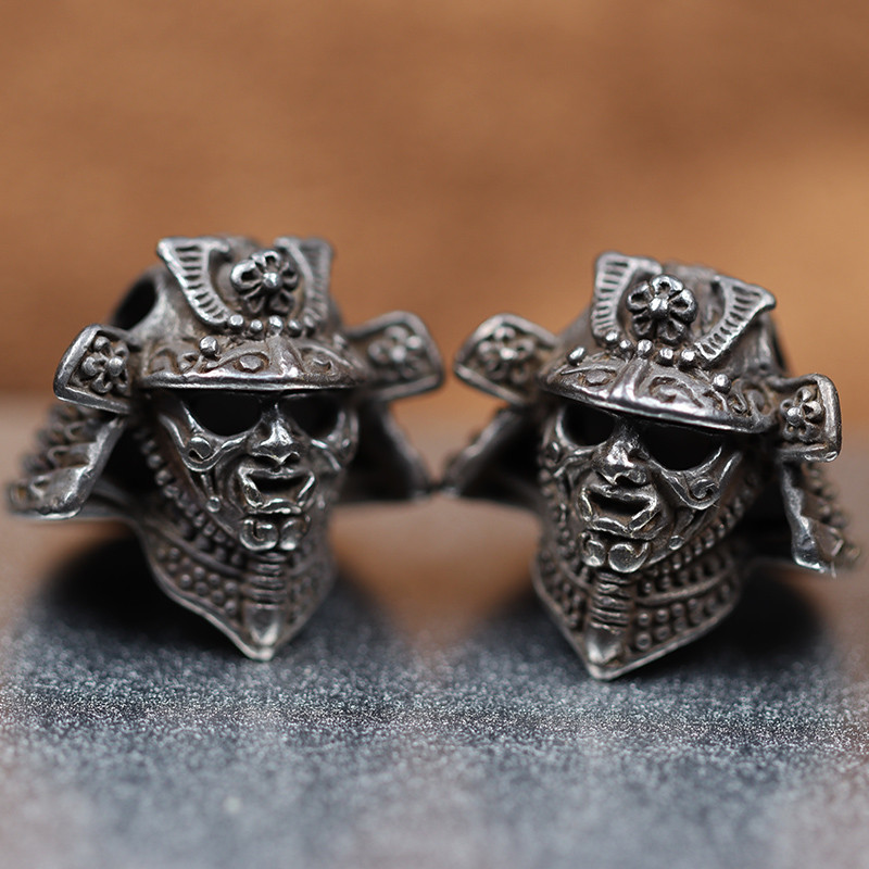 Armură din alamă neagră Cască de samurai japonez Războinic Cuțit Mărgele DIY Accesorii Paracord Accesorii EDC Instrument de exterior Tesute Cuțit Pandantive