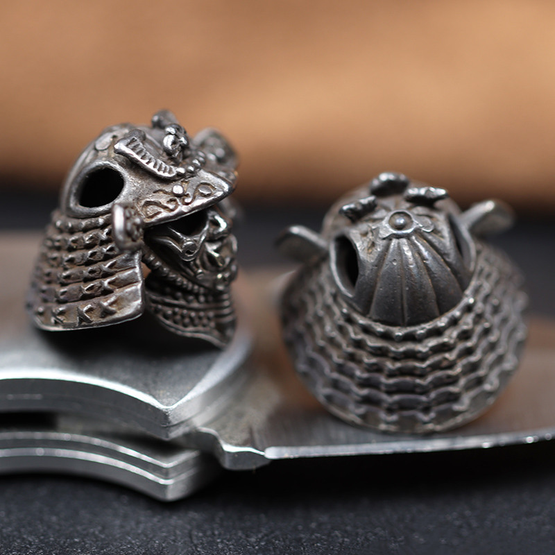 Armură din alamă neagră Cască de samurai japonez Războinic Cuțit Mărgele DIY Accesorii Paracord Accesorii EDC Instrument de exterior Tesute Cuțit Pandantive