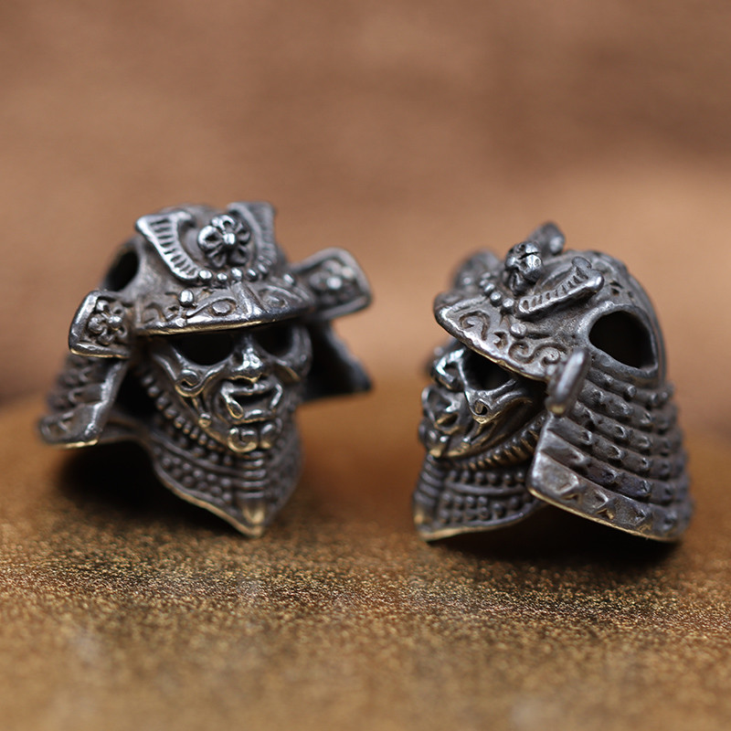 Armură din alamă neagră Cască de samurai japonez Războinic Cuțit Mărgele DIY Accesorii Paracord Accesorii EDC Instrument de exterior Tesute Cuțit Pandantive