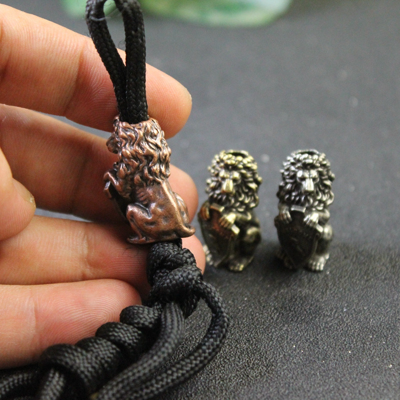 Lõvikuningat hoidev öökullikilp Kujukese messingist nuga helmed EDC õues meisterdades Paracord kootud käevõru, kaelaripatsiga ripatsiga tööriistatarvikud