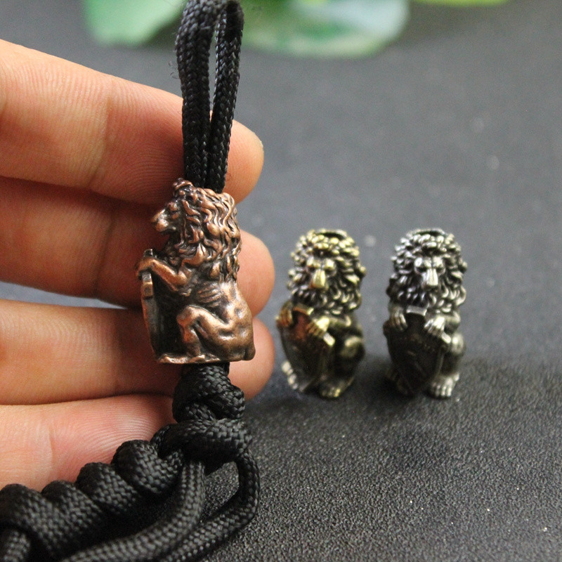 Lõvikuningat hoidev öökullikilp Kujukese messingist nuga helmed EDC õues meisterdades Paracord kootud käevõru, kaelaripatsiga ripatsiga tööriistatarvikud