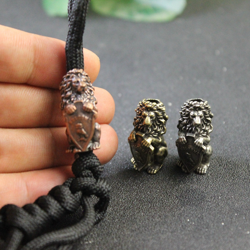 Lõvikuningat hoidev öökullikilp Kujukese messingist nuga helmed EDC õues meisterdades Paracord kootud käevõru, kaelaripatsiga ripatsiga tööriistatarvikud