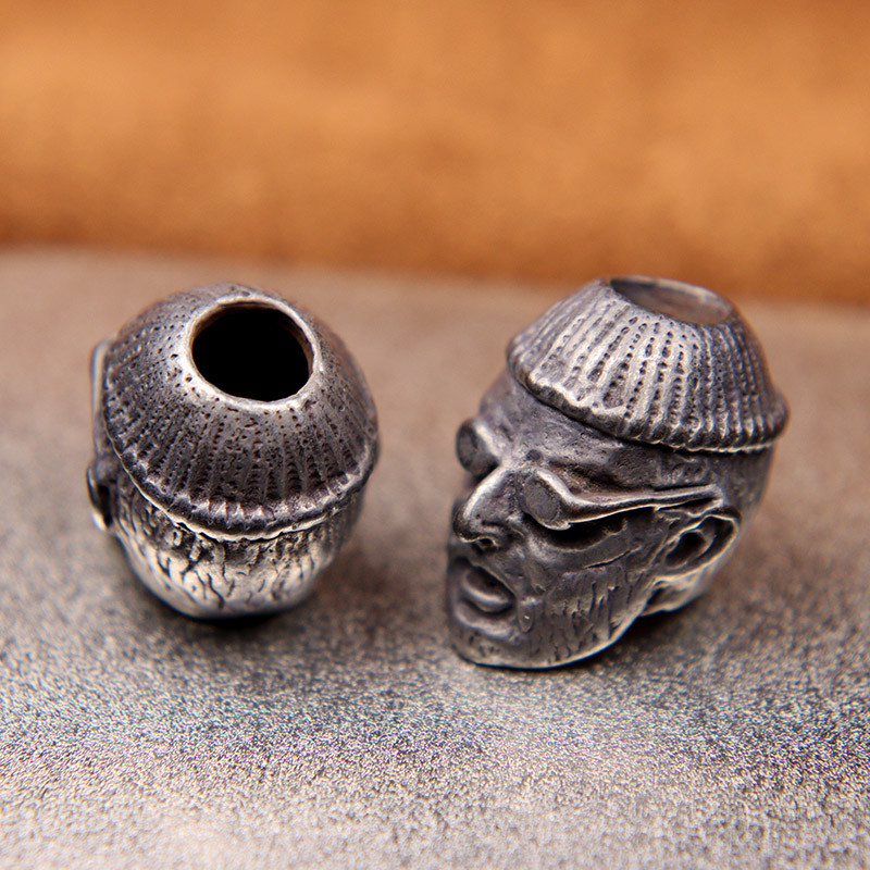 Fekete színű Gyilkos bácsi dögös film karakter figurák sárgaréz Paracord gyöngyök barkácskés pánt medál EDC karkötők kiegészítők