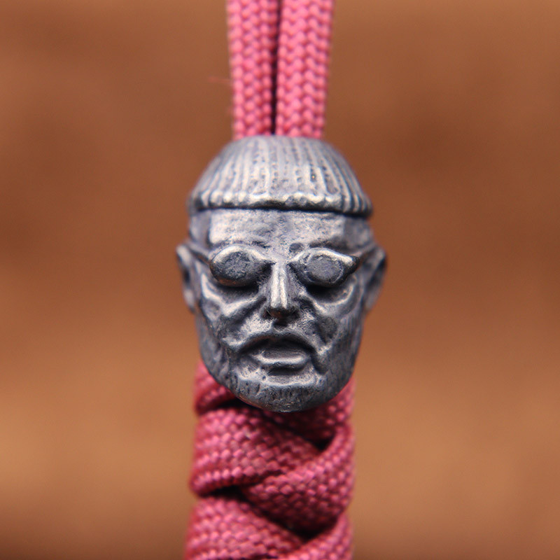 Fekete színű Gyilkos bácsi dögös film karakter figurák sárgaréz Paracord gyöngyök barkácskés pánt medál EDC karkötők kiegészítők