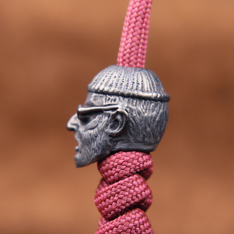 Fekete színű Gyilkos bácsi dögös film karakter figurák sárgaréz Paracord gyöngyök barkácskés pánt medál EDC karkötők kiegészítők