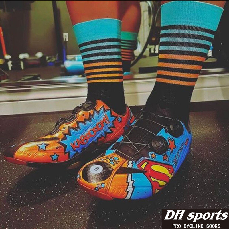 1 ζευγάρι επαγγελματικές μάρκες ποδηλατικές κάλτσες Unisex υψηλής ποιότητας αθλητικές κάλτσες ποδηλάτου κατά της εφίδρωσης Πολύχρωμες λωρίδες κάλτσες εξωτερικού χώρου