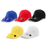 Naised, mehed, moed, matkamine, matkamine, päikeseenergial töötava pesapallimütsi jahutusventilaatori mütsiga