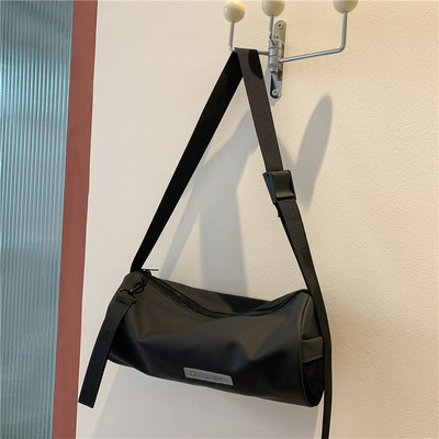 Női táska 2022 trendi hengeres válltáska divat, nagy kapacitású, könnyű kültéri sport jóga tornatermi cipzáras Crossbody táska