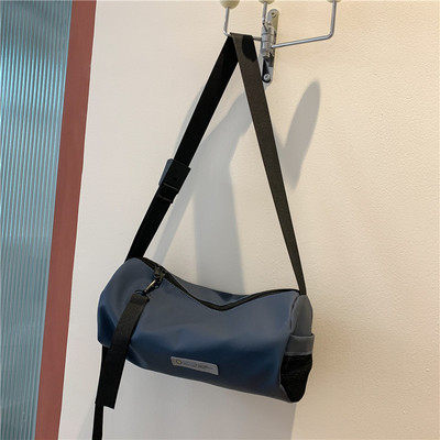 Női táska 2022 trendi hengeres válltáska divat, nagy kapacitású, könnyű kültéri sport jóga tornatermi cipzáras Crossbody táska