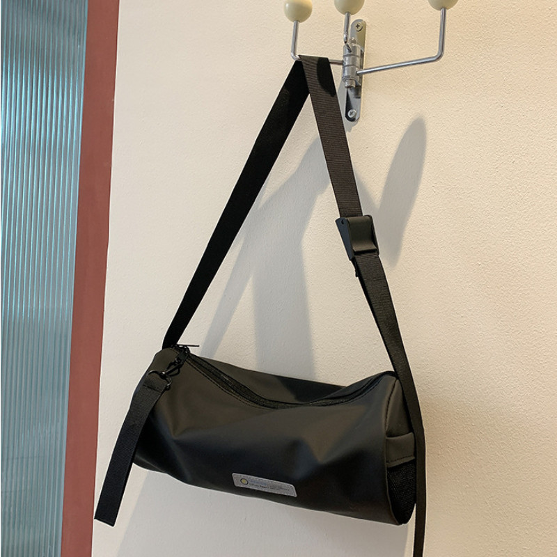 Női táska 2022 trendi hengeres válltáska divat, nagy kapacitású, könnyű kültéri sport jóga tornatermi cipzáras Crossbody táska