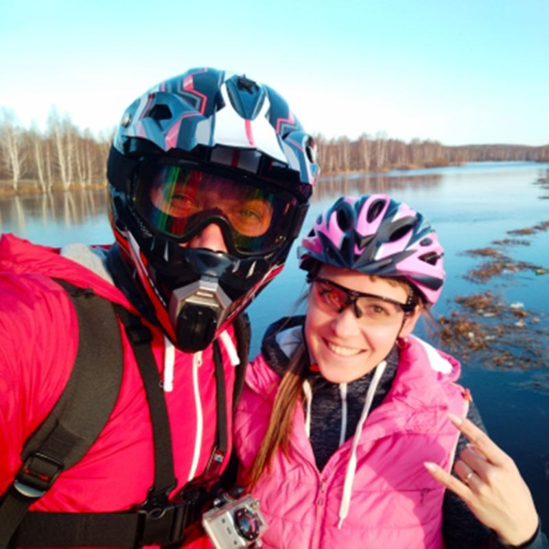 Új 1db könnyű motoros sisak, országúti kerékpáros sisak férfi női kerékpározáshoz