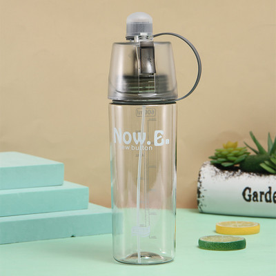 1 db 400/600 ml-es szilárd műanyag spray Cool nyári sport vizes palack hordozható hegymászó kültéri kerékpár spray sport vizes palack