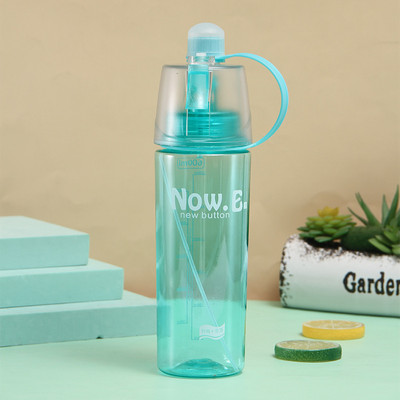 1 db 400/600 ml-es szilárd műanyag spray Cool nyári sport vizes palack hordozható hegymászó kültéri kerékpár spray sport vizes palack