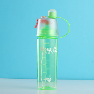 1 db 400/600 ml-es szilárd műanyag spray Cool nyári sport vizes palack hordozható hegymászó kültéri kerékpár spray sport vizes palack