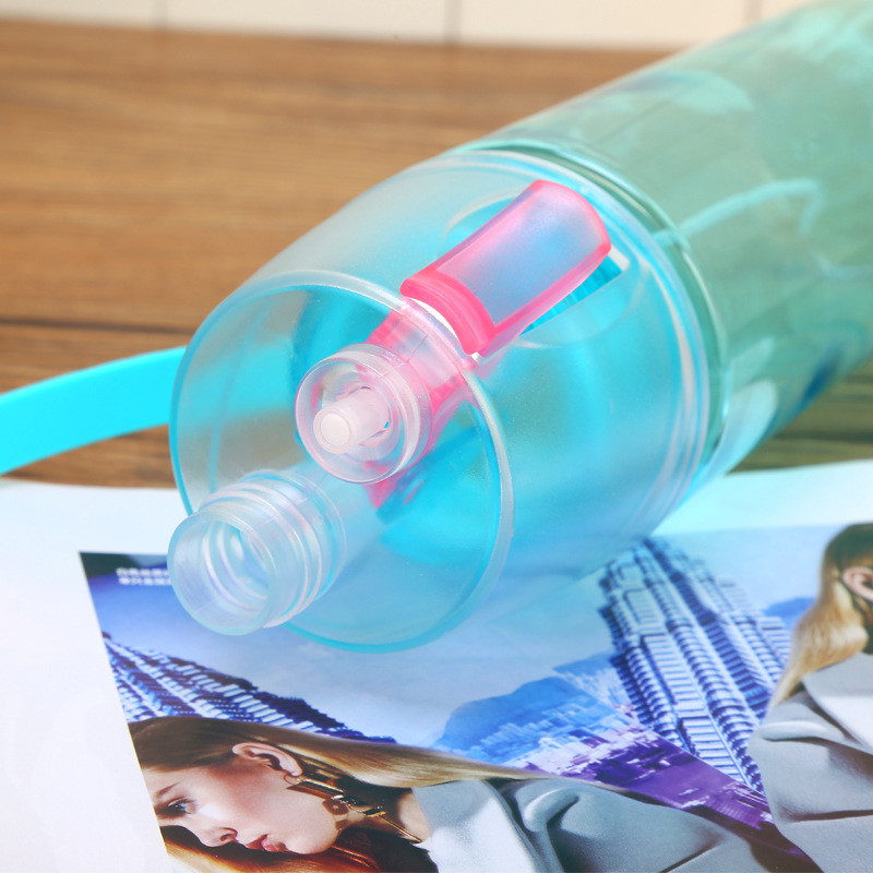 1 db 400/600 ml-es szilárd műanyag spray Cool nyári sport vizes palack hordozható hegymászó kültéri kerékpár spray sport vizes palack