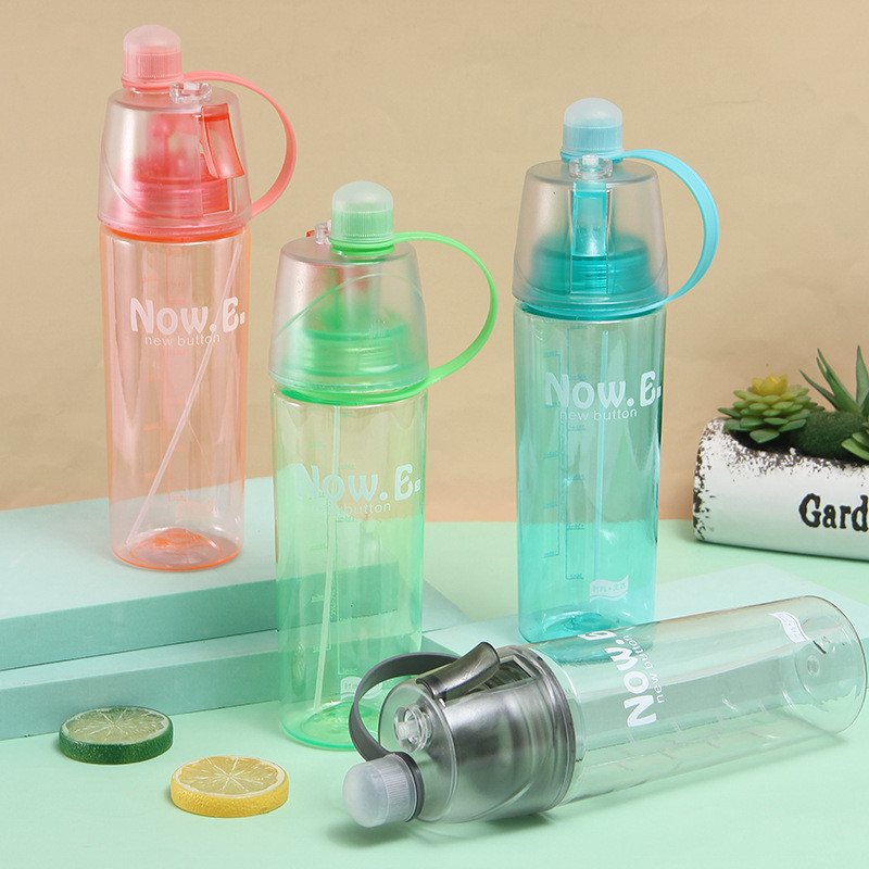 1 db 400/600 ml-es szilárd műanyag spray Cool nyári sport vizes palack hordozható hegymászó kültéri kerékpár spray sport vizes palack