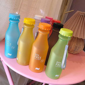 Forró, nagy űrtartalmú vizespohár lezárt, szivárgásmentes vízüveg hordozókötéllel Vízüveg forrásvíz üvegpalack fehér rózsaszín