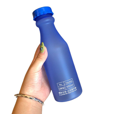 Forró, nagy űrtartalmú vizespohár lezárt, szivárgásmentes vízüveg hordozókötéllel Vízüveg forrásvíz üvegpalack fehér rózsaszín