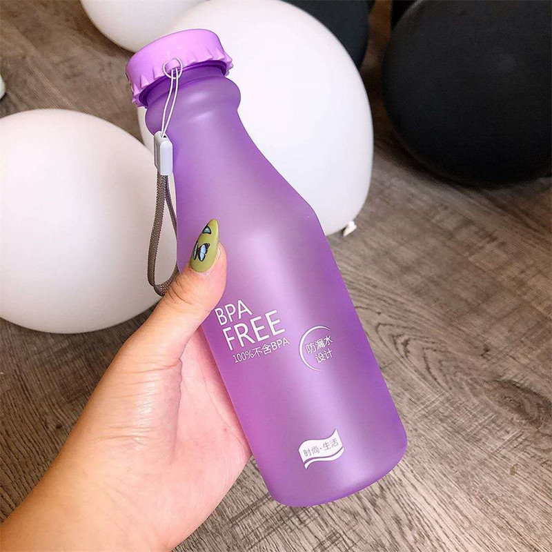 Forró, nagy űrtartalmú vizespohár lezárt, szivárgásmentes vízüveg hordozókötéllel Vízüveg forrásvíz üvegpalack fehér rózsaszín