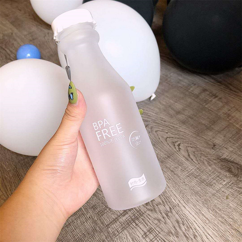 Forró, nagy űrtartalmú vizespohár lezárt, szivárgásmentes vízüveg hordozókötéllel Vízüveg forrásvíz üvegpalack fehér rózsaszín