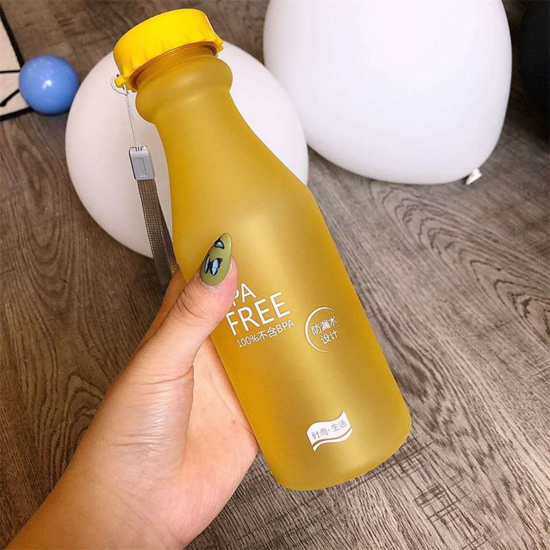 Forró, nagy űrtartalmú vizespohár lezárt, szivárgásmentes vízüveg hordozókötéllel Vízüveg forrásvíz üvegpalack fehér rózsaszín