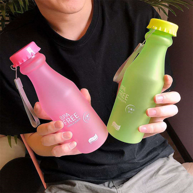 Forró, nagy űrtartalmú vizespohár lezárt, szivárgásmentes vízüveg hordozókötéllel Vízüveg forrásvíz üvegpalack fehér rózsaszín