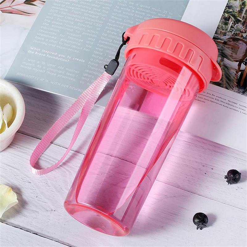 Liela kalibra ūdens glāze nedaudz ieliekta Pārtikas kvalitātes krišanas izturīga krūze Vienkārša ērta glāze Vienkārša plastmasas ūdens glāze ķīniešu