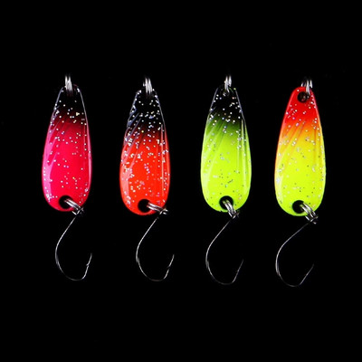 WALK FISH 4PCS/Lot Микс цветове 3cm 2.7g Цветна примамка за пъстърва Риболовна лъжица Стръв Единична кука Метална риболовна примамка Риболовни принадлежности