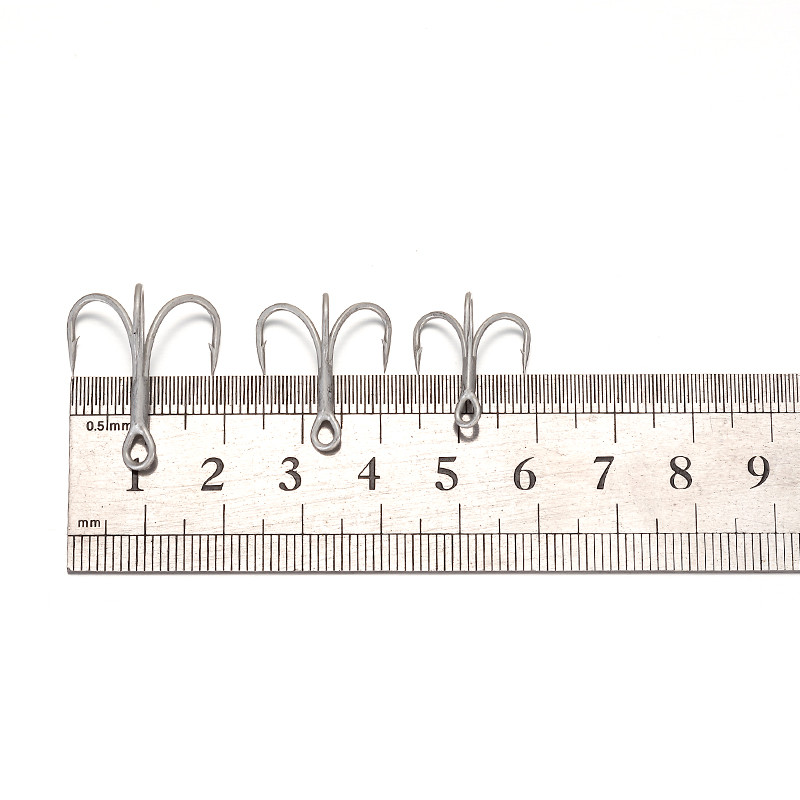 Világos ón színű háromszögű horog nagy szilárdságú horgok 15db/tétel 2# 4# 6# 8# 10# 12# magas széntartalmú acél tengeri tengeri horgászhorog ST46