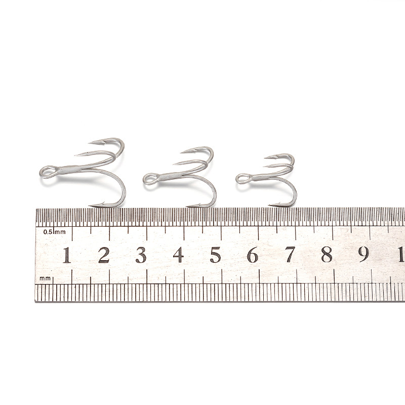 Világos ón színű háromszögű horog nagy szilárdságú horgok 15db/tétel 2# 4# 6# 8# 10# 12# magas széntartalmú acél tengeri tengeri horgászhorog ST46