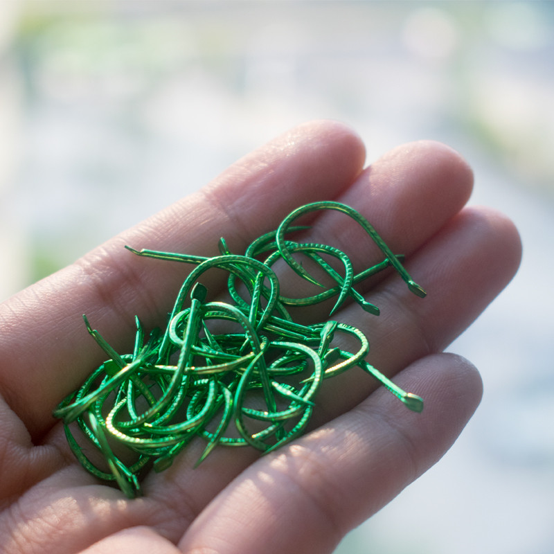 30db/csomag Szögesszögű horgász horgok Magas széntartalmú acél horgászhorgok horgászathoz Jip Zöld Arany Ezüst színű Erősített horgászhorgok