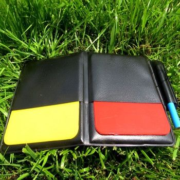 Εργαλείο διαιτητών ποδοσφαίρου Κόκκινο ποδόσφαιρο Κόκκινο Κίτρινες κάρτες διαιτητή Πορτοφόλι ποδοσφαίρου σφυρίζοντας Κάρτες αποβολής Προσοχή