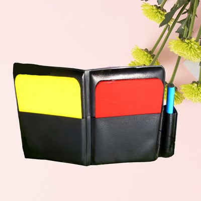 Jalgpallikohtunike varustus Punased jalgpalli punased kollased kohtunike kaardid vilistav jalgpalli rahakott hoiatuskaardid