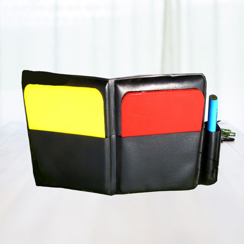 Jalgpallikohtunike varustus Punased jalgpalli punased kollased kohtunike kaardid vilistav jalgpalli rahakott hoiatuskaardid