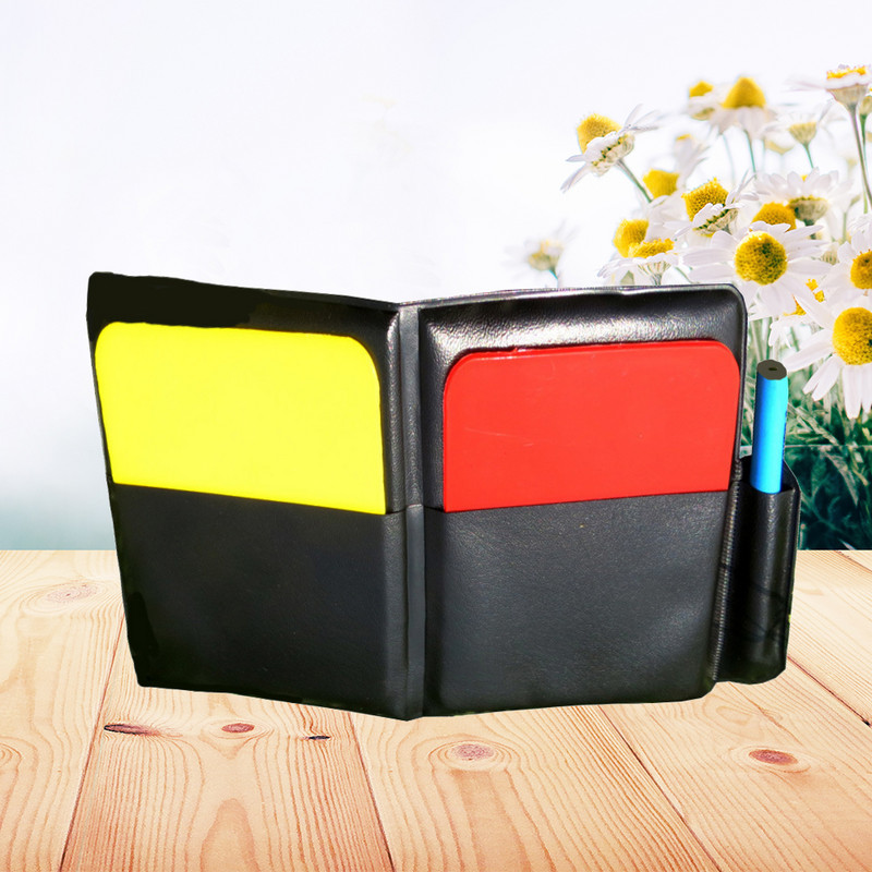 Jalgpallikohtunike varustus Punased jalgpalli punased kollased kohtunike kaardid vilistav jalgpalli rahakott hoiatuskaardid