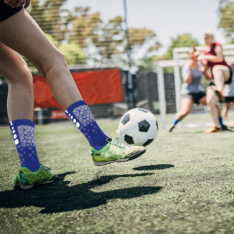 Új csúszásgátló focizokni férfiaknak és nőknek, légáteresztő sportos zoknik fogókkal jóga foci tornateremhez, izzadságelnyelő zokni