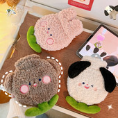 Γελοιογραφία βελούδινη αρκουδάκι με ζεστό μπουκάλι νερό που γεμίζει φορητό φορητό θερμαντήρα χεριών μαθητή Χαριτωμένη τσάντα ζεστού νερού