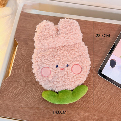 Γελοιογραφία βελούδινη αρκουδάκι με ζεστό μπουκάλι νερό που γεμίζει φορητό φορητό θερμαντήρα χεριών μαθητή Χαριτωμένη τσάντα ζεστού νερού