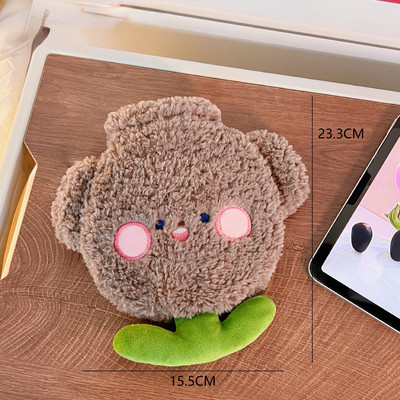 Γελοιογραφία βελούδινη αρκουδάκι με ζεστό μπουκάλι νερό που γεμίζει φορητό φορητό θερμαντήρα χεριών μαθητή Χαριτωμένη τσάντα ζεστού νερού