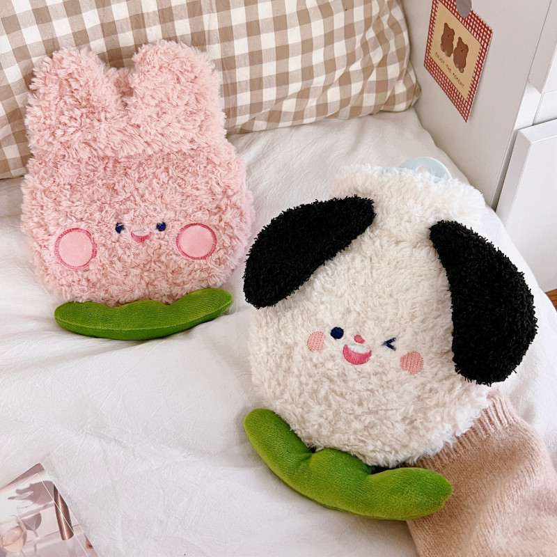 Γελοιογραφία βελούδινη αρκουδάκι με ζεστό μπουκάλι νερό που γεμίζει φορητό φορητό θερμαντήρα χεριών μαθητή Χαριτωμένη τσάντα ζεστού νερού