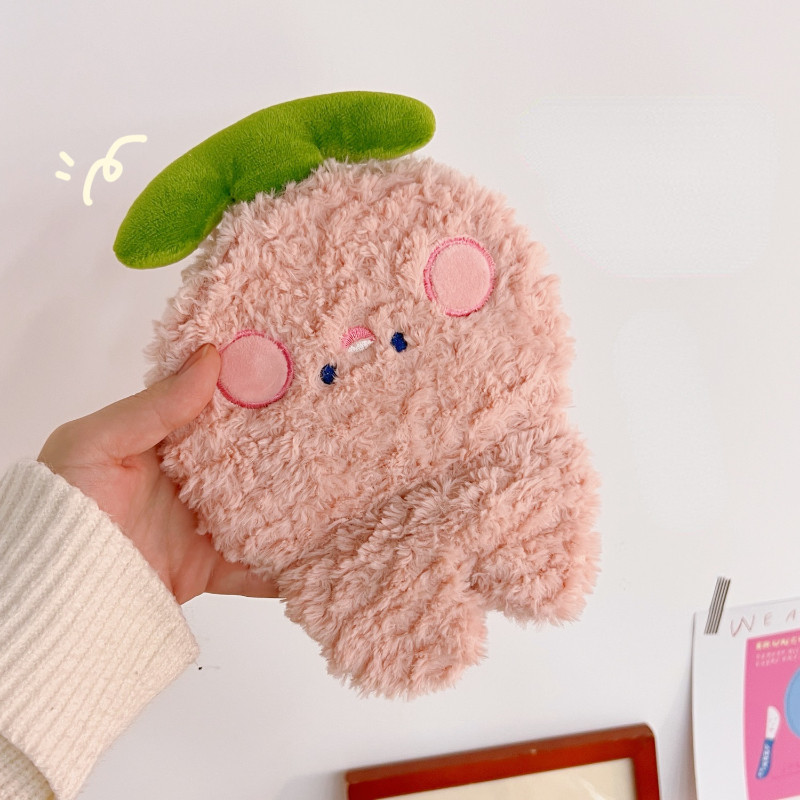 Γελοιογραφία βελούδινη αρκουδάκι με ζεστό μπουκάλι νερό που γεμίζει φορητό φορητό θερμαντήρα χεριών μαθητή Χαριτωμένη τσάντα ζεστού νερού