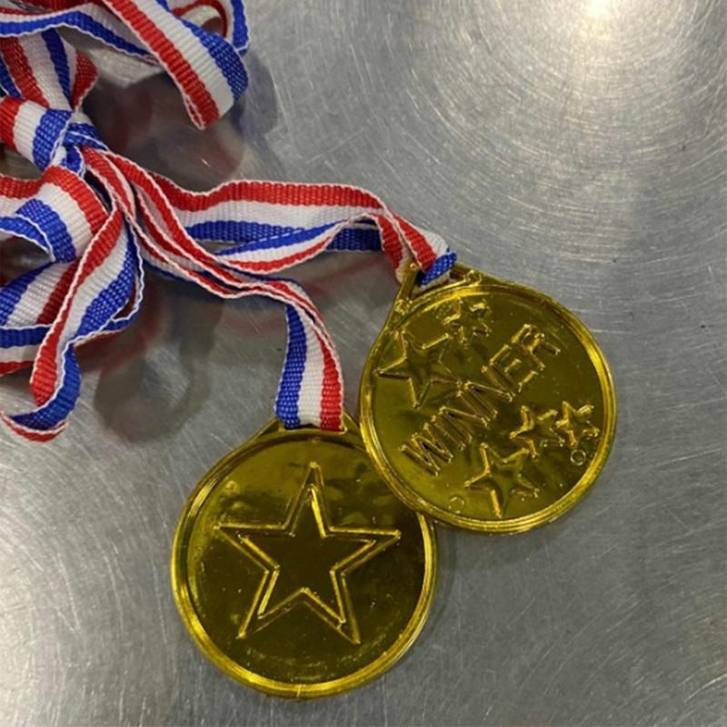 12 vnt Vaikų apdovanojimo taurės medaliai Vaikų plastiko apdovanojimų trofėjus Vaikų futbolo žaislai mini futbolo žaidimo medalis