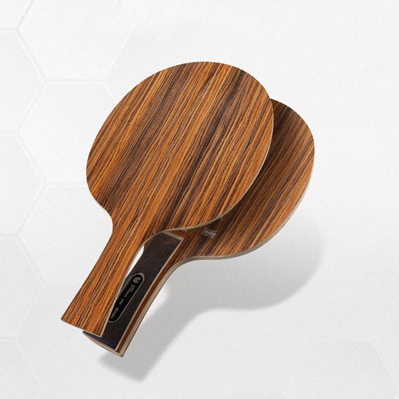 * Grosime: 6,2 mm Pachetul include: 1 X Rachetă de tenis de masă Rachetă de tenis de masă Placă inferioară 5 straturi Lamă de ping-pong Paletă Mâner lung