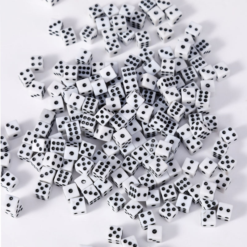 50 vnt/partijos kauliukai 8 mm 6 spalvų plastikiniai balti žaidimų kauliukai standartiniai šešiapusiai gimtadienio vakarėliai stalo žaidimo pristatymas