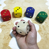 1 tk puidust täringud Kuuepoolsed puidust maalitud hiiglaslikud kognitiivsed rekvisiidid laste abistamiseks 5 värvivalikut Külje pikkus on 5 cm