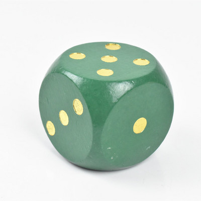 1 tk puidust täringud Kuuepoolsed puidust maalitud hiiglaslikud kognitiivsed rekvisiidid laste abistamiseks 5 värvivalikut Külje pikkus on 5 cm