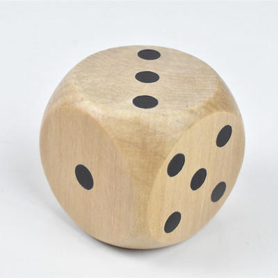 1 tk puidust täringud Kuuepoolsed puidust maalitud hiiglaslikud kognitiivsed rekvisiidid laste abistamiseks 5 värvivalikut Külje pikkus on 5 cm